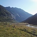 Am Morgen erreicht einen die Sonne am Punkt 2003. Blick talauswärts zur Lampertschalp