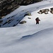 André im Aufstieg zur Gletschermoräne, es sind seine ersten Schritte mit Schneeschuhen.