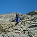 10Höhenmeter plattiger Fels (III-) müssen oberhalb des Firnfeldes erklettert werden, danach führt ein Schuttweglein auf den Grat.