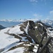 gut erkennbar:
die noch schneebedeckte Nordabdachung, die zweigipflige Stockeflue,
Niesenkette und hinter dem nordseitigen Gipfel der Stockeflue EMJ