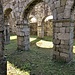 San Martino è divisa in tre navate con sei arcate poggianti su colonne quadrate in serizzo.