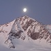 Der Mond befindet sich genau über dem Gipfel der Wildgerlosspitz!