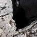 Nurre sas Palumbas - Blick in eine sehr tiefe, quasi senkrechte Höhle, nur wenige Meter neben dem Weg. Bei Annährung ist wirklich Vorsicht geboten. Das gilt natürlich besonders, wenn man hier bei schlechtem Wetter unterwegs sein sollte.
