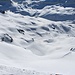 <b>Alle 9:05, dopo le abituali foto panoramiche, passo sotto le corde di recinzione della stazione a monte del Gemsstock (2963 m): inizia l'escursione con gli sci.</b>