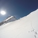 <b>Questa volta decido di risalire il pendio della Gafallenlücke (2821 m) con gli sci in spalla. Scelta sbagliata: l’operazione mi costa molta fatica e più tempo che con le pelli di foca. </b>