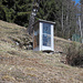 Es wundert mich, wieso im Tessin auf vielen Alpen, wie hier auf den Monti di Saurù, ausrangierte Telefonkabinen stehen.