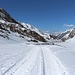 <b>La neve sulla strada del Passo del San Gottardo è stata battuta da un cingolato.</b>