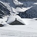 Noch viel Schnee vorhanden, Alphütten auf Obererbs