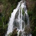 Ein Wasserfall mündet in den Li-Fluss.