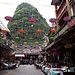 Auch im Zentrum von Yangshuo sieht man überall spitze Karsthügel.