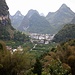 Nach gut 20 Minuten geht es bergauf - Blick zurück nach Xingping.