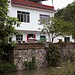 Ein nettes Hotel am Yulong-Fluss.