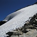 Ein Blick zur Seite zeigt, wie steil der Gletscher ist. Heute brauchte man ihn nicht zu betreten, weil der Gipfelgrat komplett trocken war.
