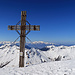 das Gipfelkreuz auf dem Glatthorn, im Hintergrund der Alpstein