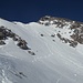 Rückblick nach dem Abstieg zum Skidepot; rechts ist der Anstieg zum Gipfel zwar leichter, aber erst einmal muss der steile Schneehang gequert werden.