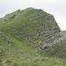 Der ganze Monte Ramaceto besteht aus schräg verlaufenden Gesteinsschichten, die nach rechts steil abbrechen.