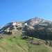 nun öffnet sich das Gelände;<br />Alp Oberniese zeigt sich - und der Niesenkamm:<br />links Vor-, rechts Hauptgipfel