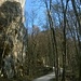 Die Felsen umgeht man auf einem kurzen Stück Schotterweg, der vom Parkplatz an der Burgruine Balmfluh weiter bergauf führt.