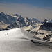 Die Ersten erreichen den Skigipfel<br />Eindrücklicher Hintergrund; ich nehme an, der rechts vom Ortstock ist der Gross Ruchen und der rechts vom Höch Turm ist die Gross Windgällen (?)