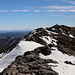 Punta La Marmora - Blick vom "Kreuzgipfel", Punta della Croce zum ein Stück weiter südlich gelegenen, "Hauptgipfel" (gemäß IGM: 1.833 m bzw. 1.834 m).