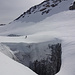 Über die Eisbrücke bei der riesigen Gletschermühle am Lac des Faverges