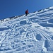 Der Abstieg erfolgt oben über Schneereste…...