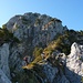 Kurz vor der Kletterei am Müller-Kamin - dieses befindet sich von mir ausgesehen in diagonaler Richtung rechts hoch - es hat dort noch so ein einzelner kleiner Baum auf dem Felsvorsprung (Foto von [u Schlumpf])
