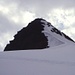 Gipfelaufbau mit Aufstiegsspur,die Felsen links bieten mehr Halt als der steile oft vereiste Schneehang