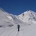 Bei der Alp Cruina verlässt man die Passstraße und steigt zur Hütte an