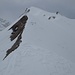 Eine Skiaufstiegsspur führt über den Grat auf den Öfakopf.