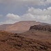 Bereits aus der Ferne gut zu erkennen: das breite Massiv des Jebel Aklim.