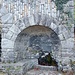 dopo Fontana Rossa, scendo a Orino. Appena sopra Orino scopro la bellissima sorgente Gesiola, ben evidenziata da un arco pseudoromanico.