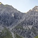 Blick zur Kemptner Scharte von der Hinteren Wildenalpe aus. Links der Gipfel des Kemtner Köpfls.