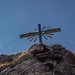 Die letzten Meter zum Gipfel des Kemptner Köpfls.Ein schönes Metallkreuz schmückt den höchsten Punkt auf 2191 m.