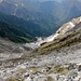 Blick vom Passo della Focolaccia - oberhalb des Marmorbruchs in der Bildmitte lässt sich im Tal das Dörfchen Resceto erahnen