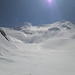 Rückblick ins tiefverschneite Tal..., ebenfalls mit gewaltiger Wächte am Grat zw. Pt. 2939 und 2991