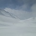 .. einsame Skitourengängerin auf dem tiefverschneiten Plateau vor der Chummefurgge