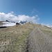 <b>All'altezza dell'Alpe Foppa, corte principale, la meta, ben visibile, dista ormai solo 600 m, di cui gli ultimi 200 sono innevati. </b>