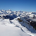 Blick vom Schwarzstöckli auf den Hächlenstock ..<br />Was im Bild mit Heustockfurggel markiert ist, ist sie eben nicht. Sie liegt hinter dem Felsriff rechts davon und ist als Pass (von Aeugsten) nicht sinnvoll begehbar.<br />