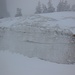 Dort, wo der Schnee vom Wind verfrachtet wurde, findet man noch eine eindrucksvolle Schneedecke vor (bis 1,5 m)