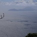 Für einen Augenblick gaben die Wolken und Nebelfetzten beim Aussichtspunkt unter der Antenne sogar einen Blick frei auf die Nachbarinsel Sint Eustatius mit dem 601m hohen, zur Zeit ruhenden Vulkan The Quill. Sein letzter Ausbruch gemäss Radiokohlenstoffdatierung ereignete sich ums Jahr 250.