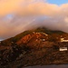 Nach zwei Übernachtungen auf Saba flog ich frühmorgens zurück nach Sint Maarten. Am kleinen Flugplatz zeigte sich der in Wolken gehüllte Mount Scenery in einem mystischen Licht.