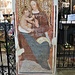 Un affresco della Vergine su una colonna.
