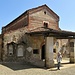 Sulla parete d'ingresso vi sono frammenti di affreschi duecenteschi raffiguranti un San Cristoforo ed un San Giovanni.