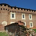 Castello di Proh. L'affresco con lo stemma dei Cattaneo sulla torre è ormai illeggibile.
