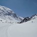 Marsch auf der schneebedeckten Silvretta-Hochalpenstraße Richtung Bielerhöhe