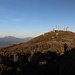 Monte Ortobene - Ausblick in der Nähe der Statua del Redentore zur höchsten Kuppe des Berges, auf der sich technische Anlagen befinden. Foto vom 09.03.2019.