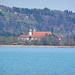 Blick über den See aufs Kloster Schlehdorf