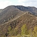 Il tratto finale della salita della Val Buragona segue quasi fedelmente la linea di alberi secchi al centro della foto.