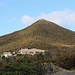 Naked Boy Hill (296m) mit seinen Technikanlagen auf dem Gipfel. Den bewaldeten Berg könnte man über eine Strasse auf der gegenüberliegenden Ostseite besteigen.